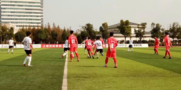 У����һ�w���������lʽ�̌W�ڸ�У����̌W�еđ����о�